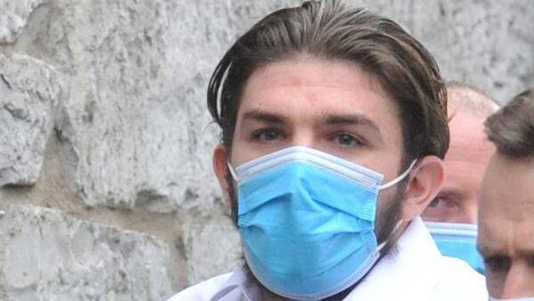 Motorist tells trial he did not see murder accused with a weapon as he drove him away